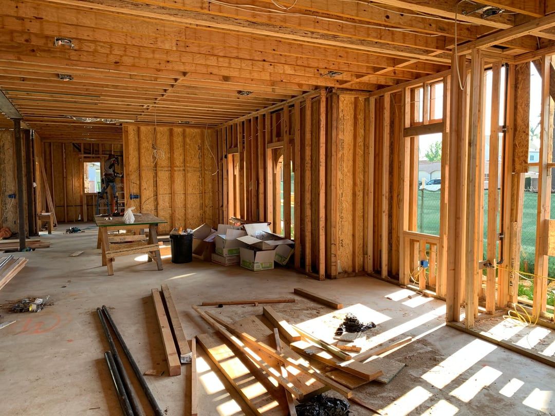Innenausbau mit Holzständerwerk und offenen Gefachen bei Tageslicht